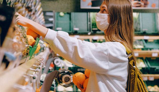 nueva_normalidad compra en supermercado con mascarilla