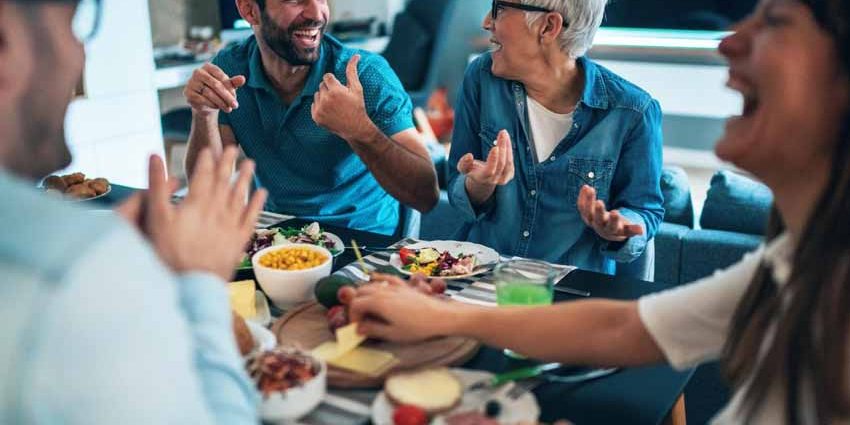 Family spending time together at home Infomre concumidores confianza