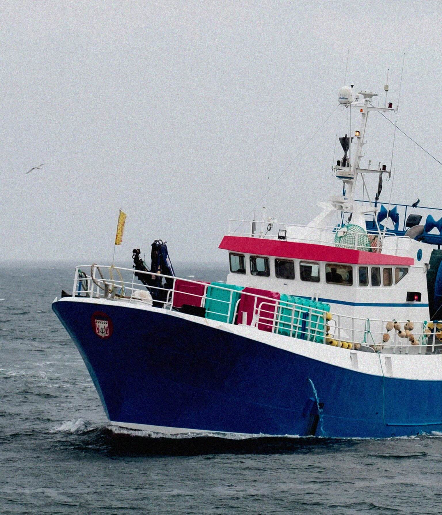 Barco pesquero navegando en el mar