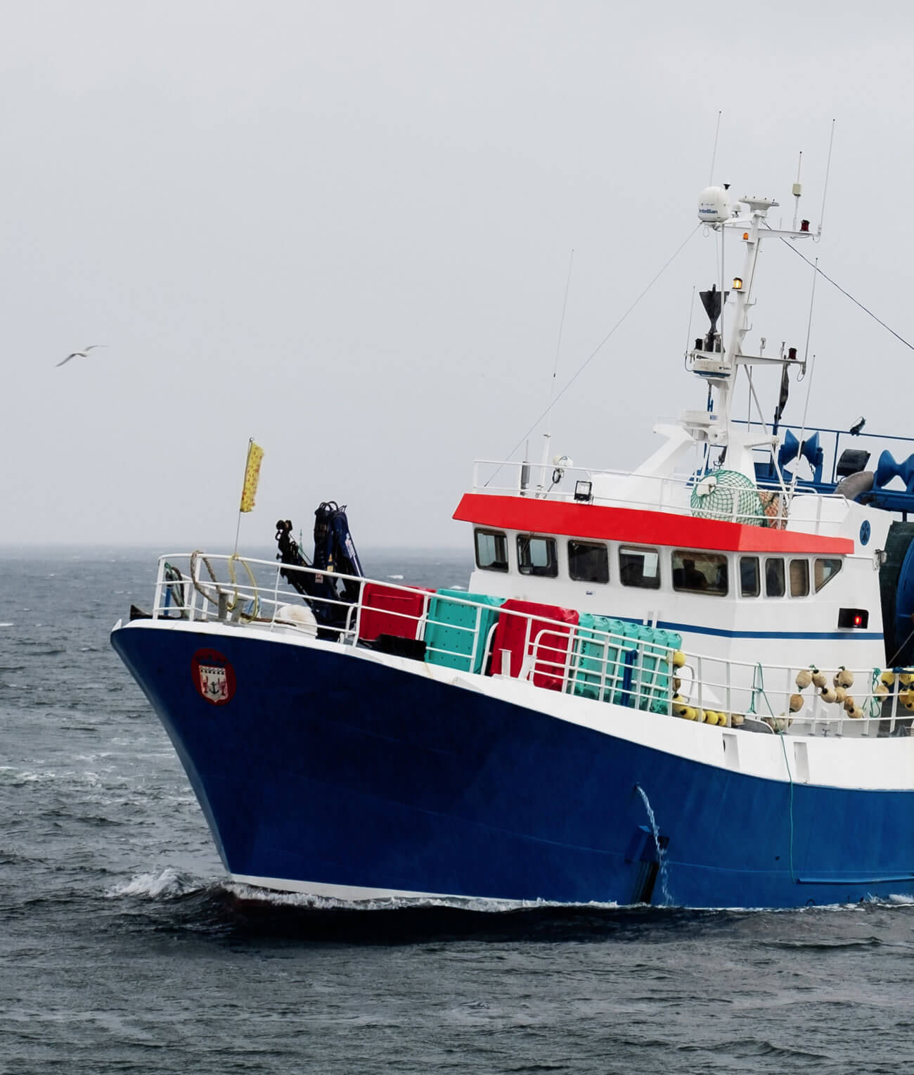 barco-pesquero-navegando-mar-gestion-pesquera-sostenible