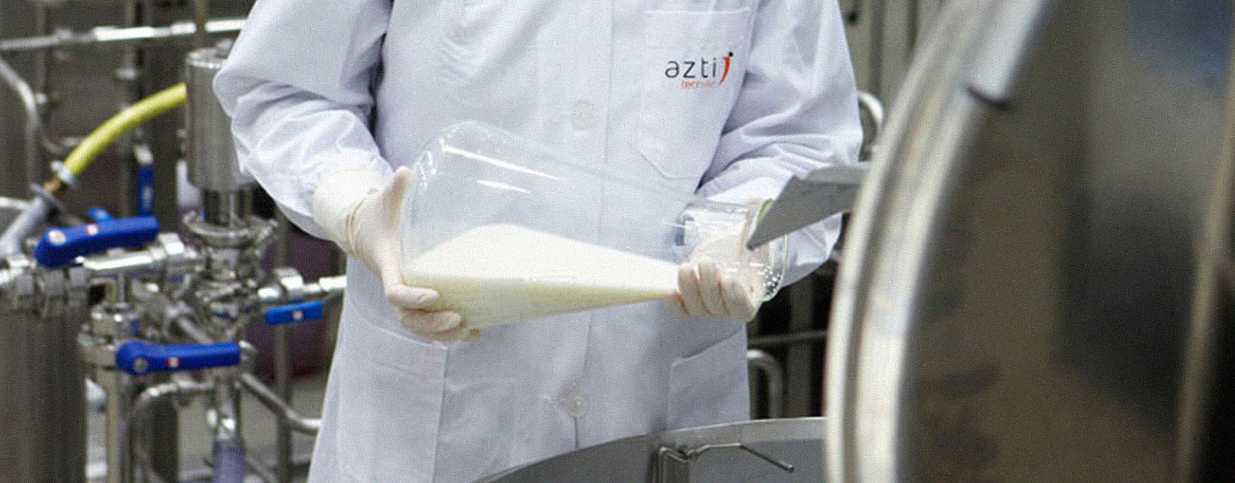 cientifica-manipulando-matraz-leche-alimentacion-y-salud-azti