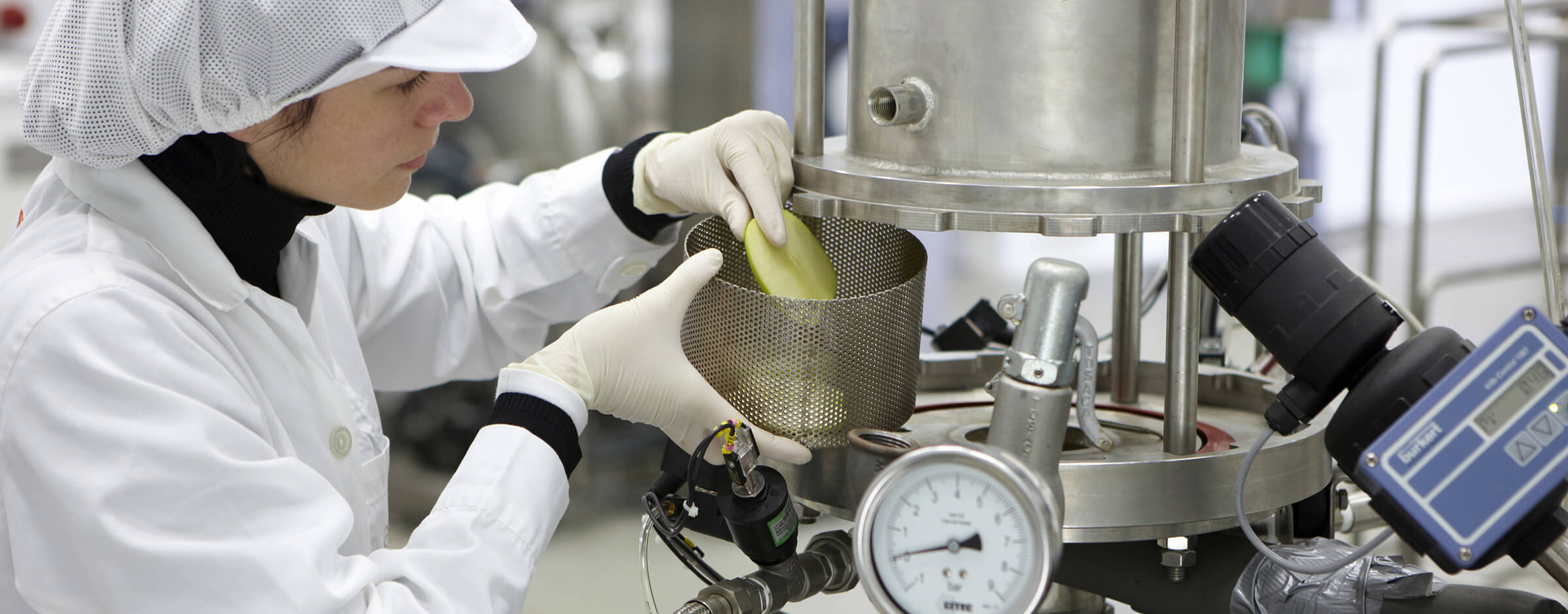 cientifica-manipulando-matraz-leche-alimentacion-y-salud-azti-2 planta piloto tecnologías alimentarias