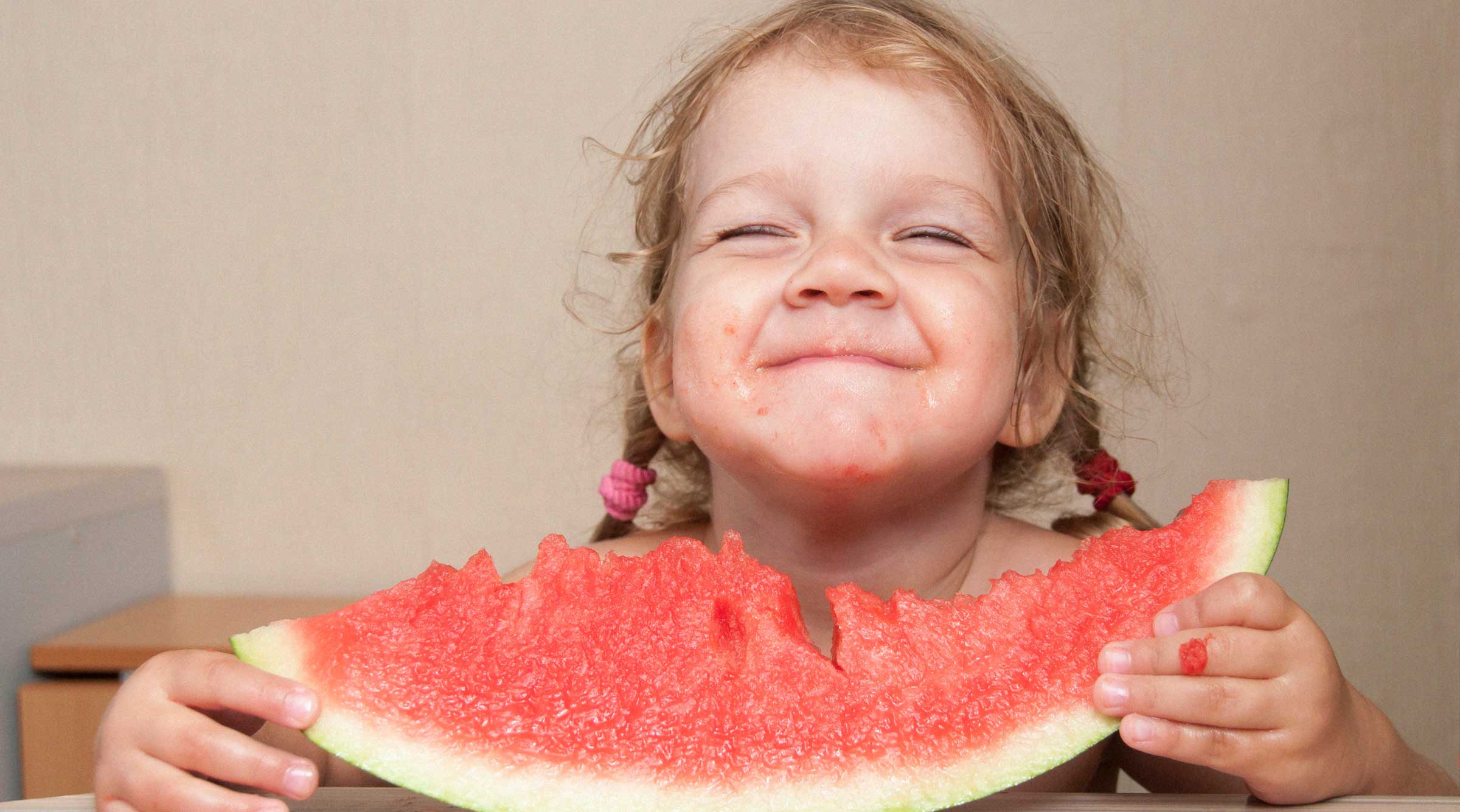 chica-pelo-risa-sandia-fruta