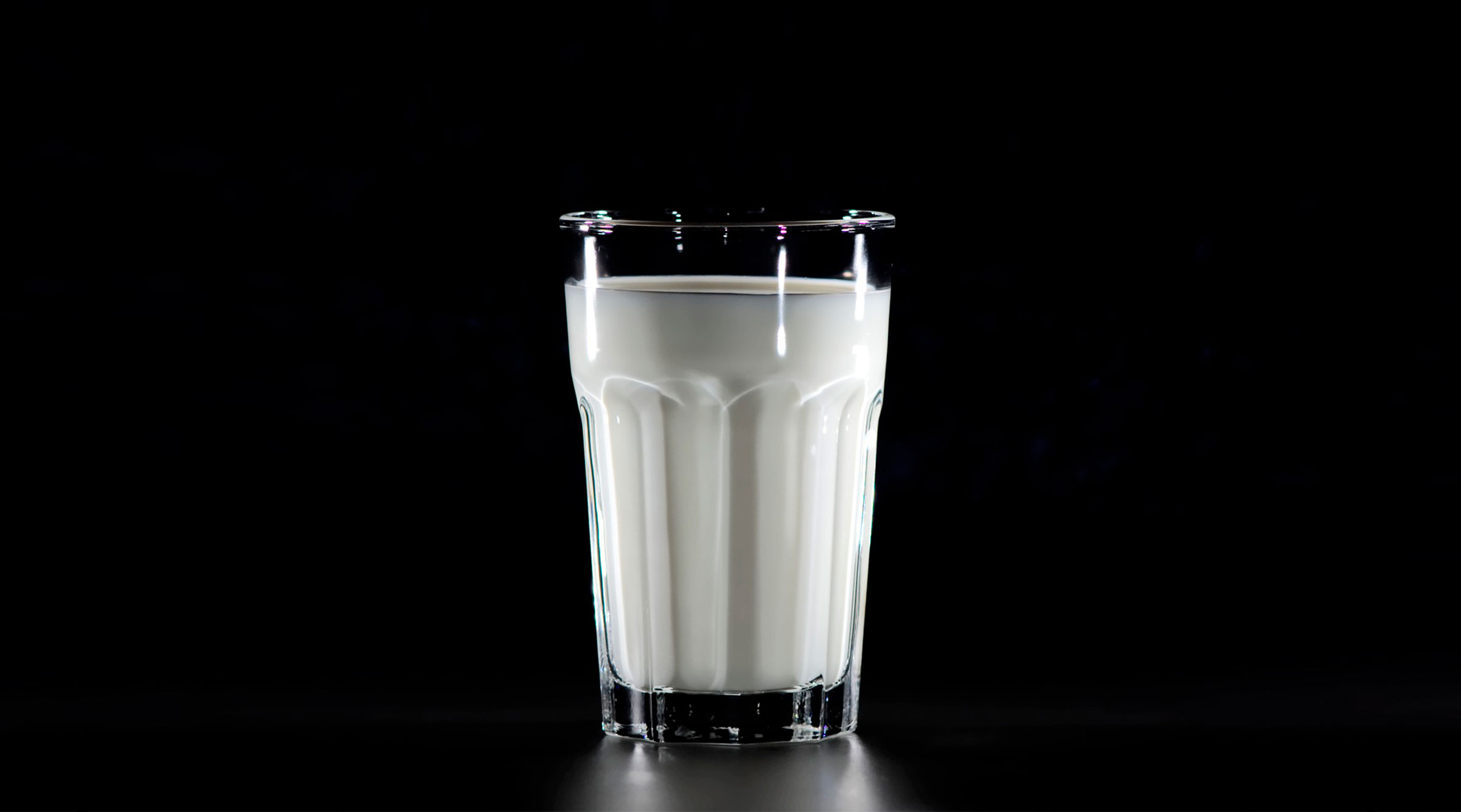 leche-blanca-vaso-cristal-uhph4food-azti