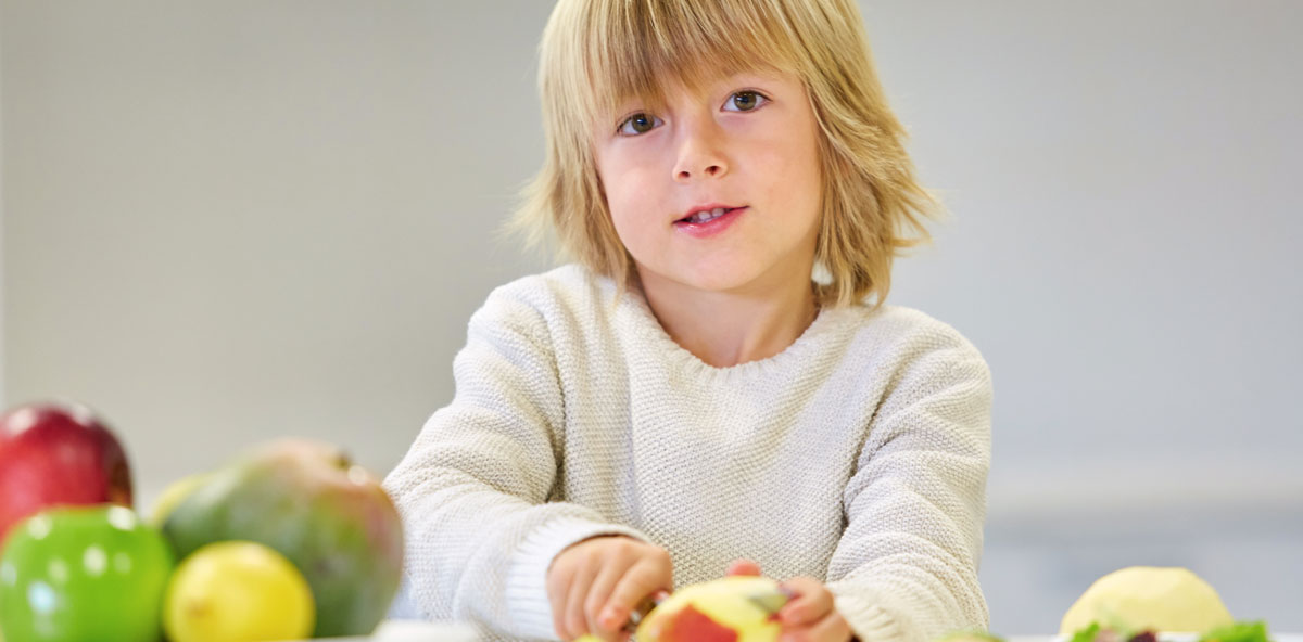 nino pelando manzanas