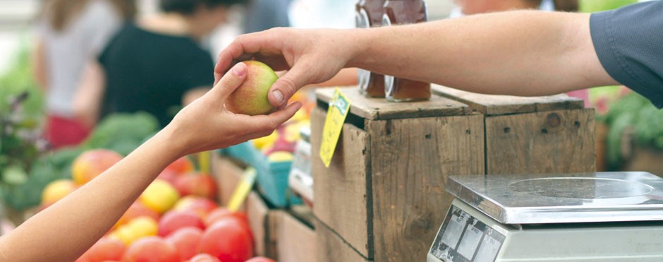 comprando manzanas