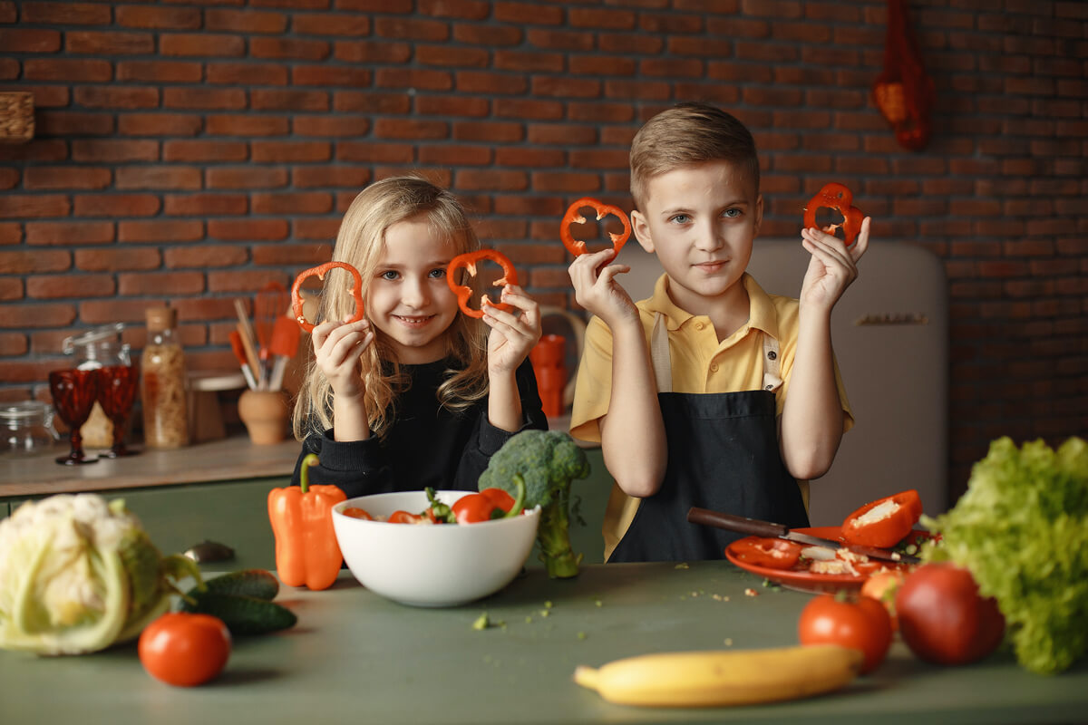 children-in-the-kitchen