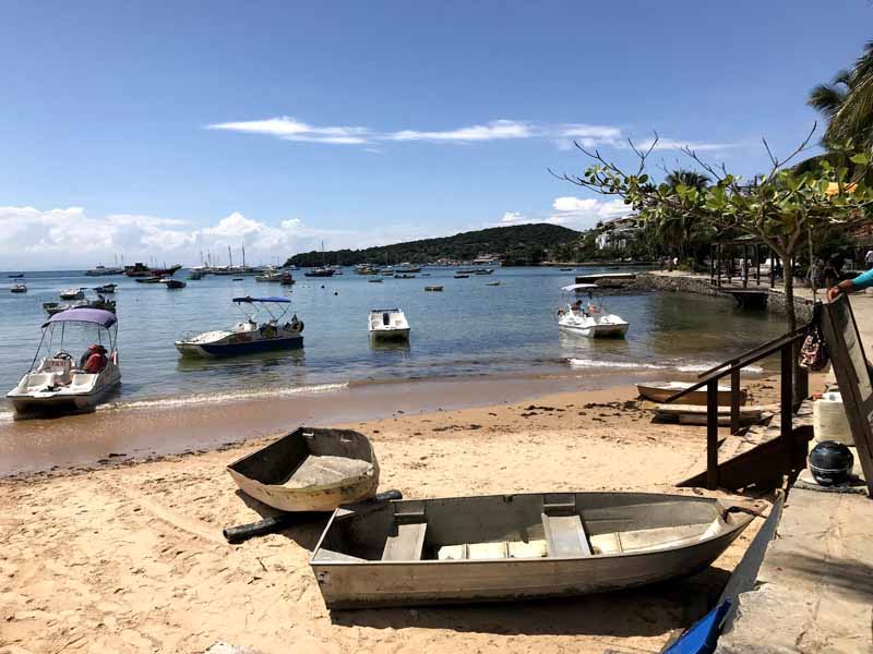 playa con barcos