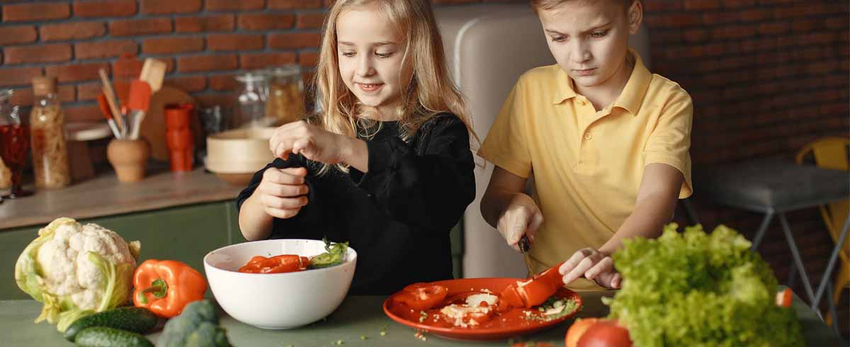 ninos cocinando