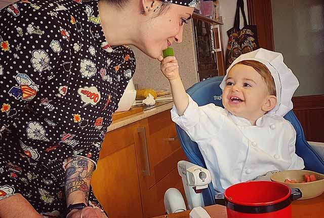 nino cocinero con su madre