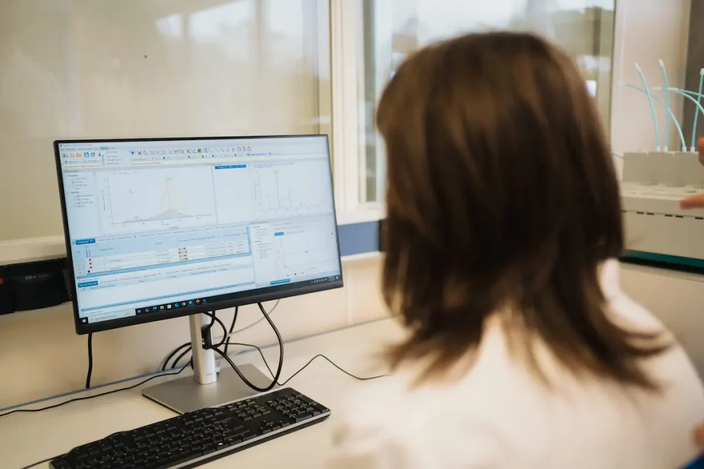 Estudios clínicos, creación de perfiles moleculares e identificación de biomarcadores